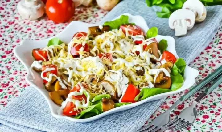 Салат с куриной грудкой, грибами и свежими овощами