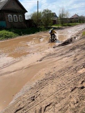 Река грязи вместо дороги — так выглядит улица Советская в селе Водзимонье Вавожского района Удмуртии