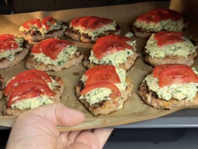 Непередаваемое наслаждение: как приготовить котлетки со "столовской" шапочкой