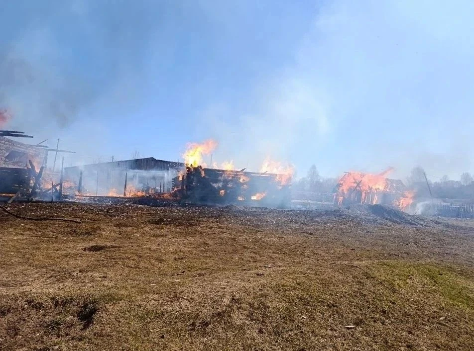 Три человека спаслись на пожаре в Кезском районе