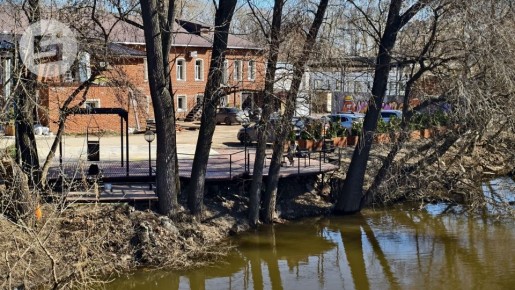 У Долгого моста, что на переулке Интернациональном, обустроена небольшая набережная