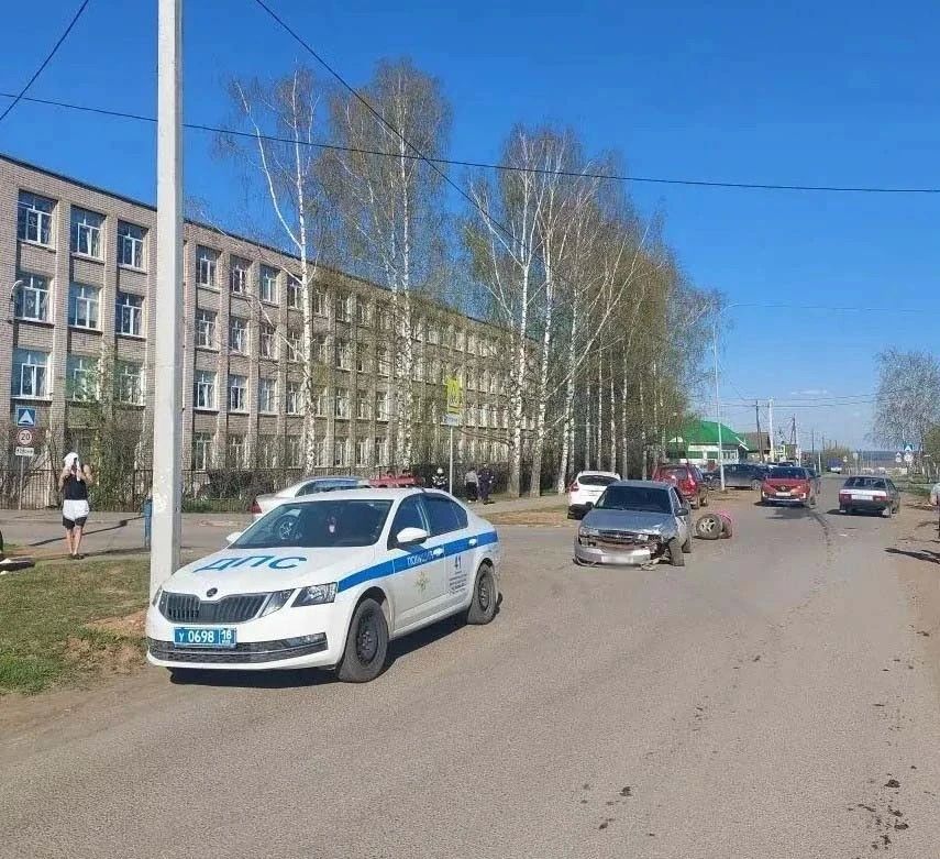 В Ижевске местная жительница без водительских прав на Toyota RAV4 после столкновения с другим автомобилем врезалась в здание гимназии №6 им. Габдуллы Тукая. Об этом сообщает 1-й отдел Госавтоинспекции Удмуртии