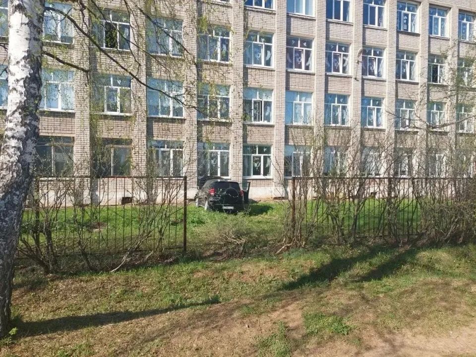 В Ижевске местная жительница без водительских прав на Toyota RAV4 после столкновения с другим автомобилем врезалась в здание гимназии №6 им. Габдуллы Тукая. Об этом сообщает 1-й отдел Госавтоинспекции Удмуртии В Ижевске местная жительница без водительских прав на Toyota RAV4 после столкновения с другим автомобилем врезалась в здание гимназии №6 им. Габдуллы Тукая. Об этом сообщает 1-й отдел Госавтоинспекции Удмуртии