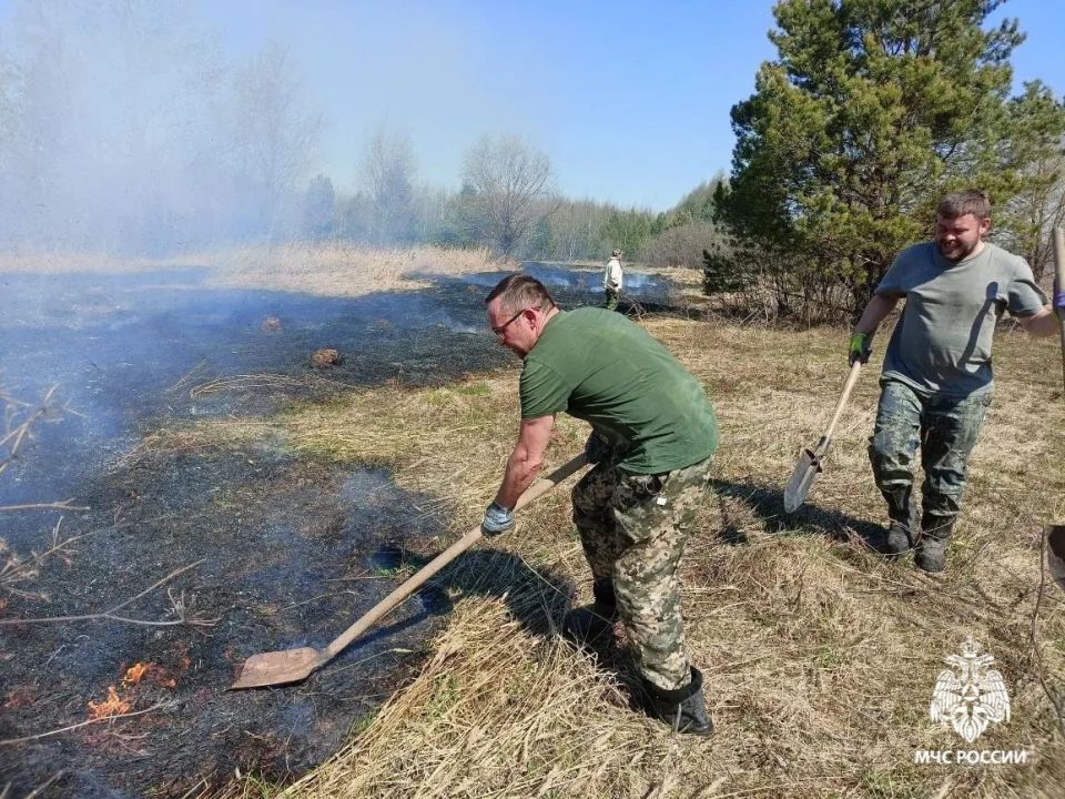 5 мая совместными усилиями противопожарных структур был потушен крупный ландшафтный пожар вблизи деревни Поваренки в Удмуртии 5 мая совместными усилиями противопожарных структур был потушен крупный ландшафтный пожар вблизи деревни Поваренки в Удмуртии