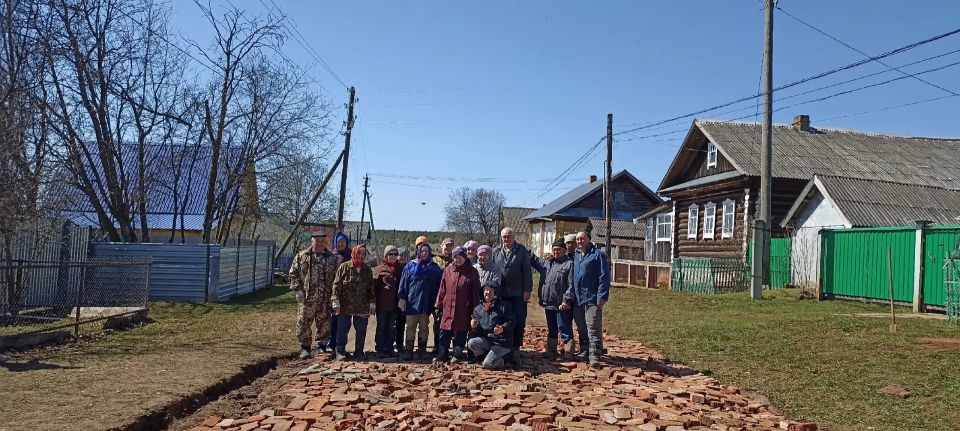 Жители деревни Татарские Парзи самостоятельно отремонтировали яму не сельской дороге