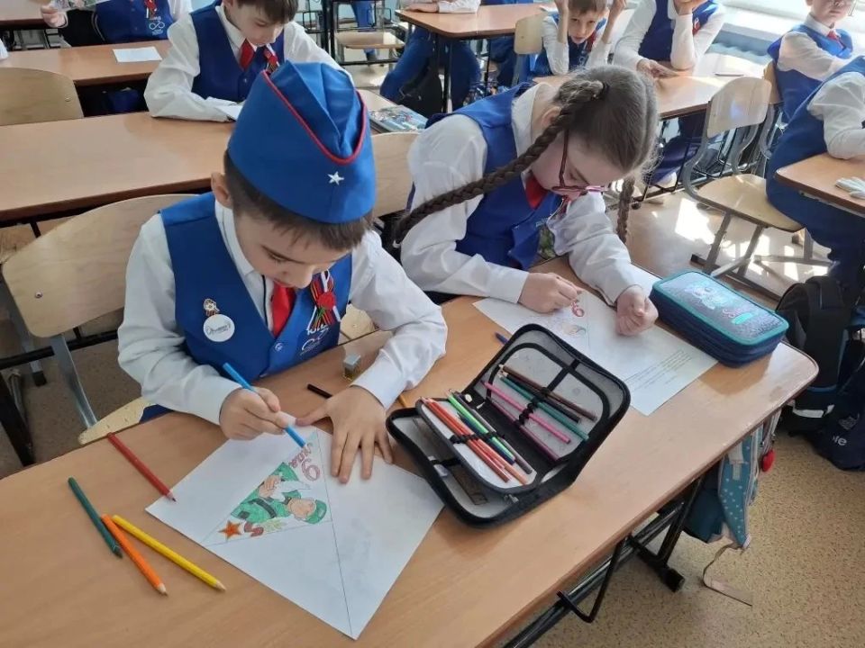 Сотрудниками управления Госавтоинспекции Удмуртии, совместно с региональным общественным движением «ЮИД» организована традиционная патриотическая акция «Письмо солдату» Сотрудниками управления Госавтоинспекции Удмуртии, совместно с региональным общественным движением «ЮИД» организована традиционная патриотическая акция «Письмо солдату»