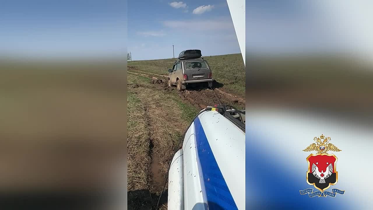 В Глазовском районе Удмуртии инспекторы ДПС помогли водителю, автомобиль которого увяз в грязи