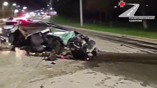 Автомобиль «Пежо» врезался в световую опору на улице Кирова в Ижевске: водитель и пассажир пострадали