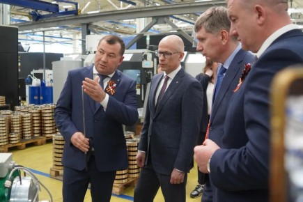 Министр экономического развития РФ Максим Решетников и глава Удмуртии Александр Бречалов побывали на Сарапульском электрогенераторном заводе (СЭГЗ) во время рабочей поездки 6 мая