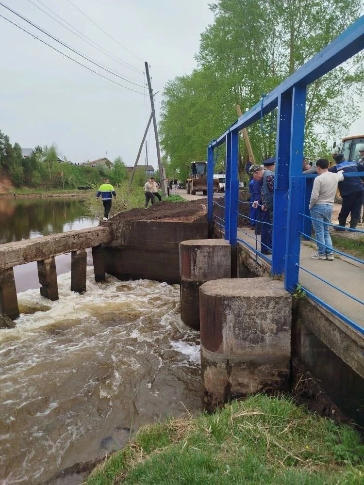 На городском пруду в Можге восстанавливают плотину