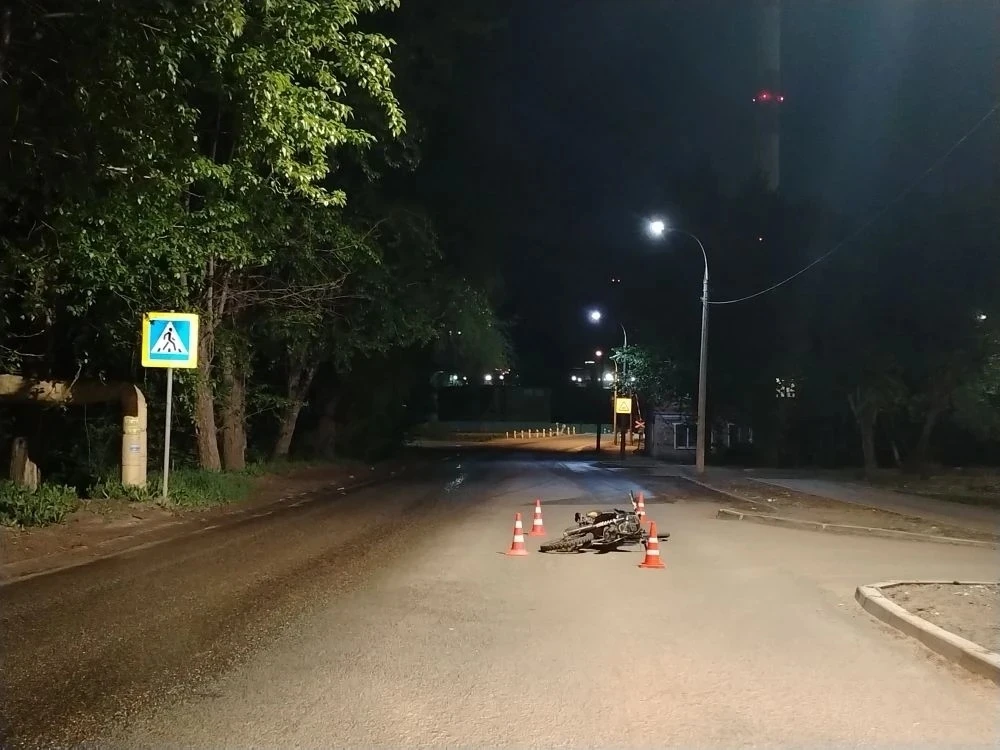 В больницу Ижевска увезли 29-летнего велосипедиста, который пострадал при попытке разогнаться, зацепившись буксировочным тросом за питбайк В больницу Ижевска увезли 29-летнего велосипедиста, который пострадал при попытке разогнаться, зацепившись буксировочным тросом за питбайк