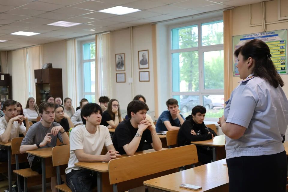 В Удмуртии полицейские и представители духовенства провели встречу со студентами В Удмуртии полицейские и представители духовенства провели встречу со студентами