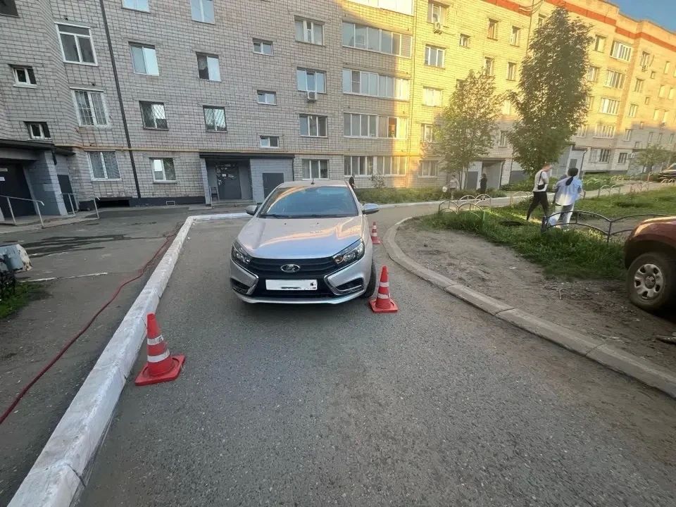 В Ижевске на дворовой территории водитель легкового автомобиля совершил наезд на несовершеннолетнего пешехода В Ижевске на дворовой территории водитель легкового автомобиля совершил наезд на несовершеннолетнего пешехода