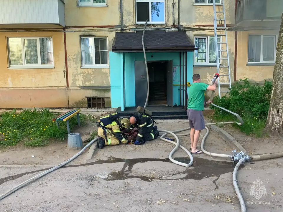 9 человек спасли при пожаре в Воткинске 9 человек спасли при пожаре в Воткинске