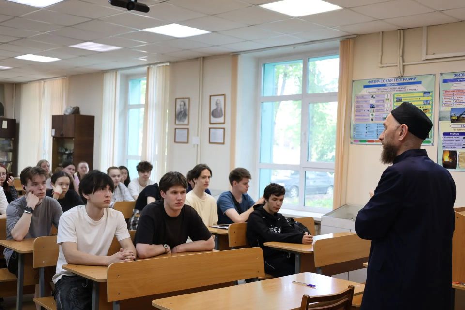 В Удмуртии полицейские и представители духовенства провели встречу со студентами В Удмуртии полицейские и представители духовенства провели встречу со студентами