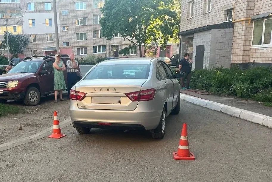 В Ижевске на дворовой территории водитель легкового автомобиля совершил наезд на несовершеннолетнего пешехода В Ижевске на дворовой территории водитель легкового автомобиля совершил наезд на несовершеннолетнего пешехода