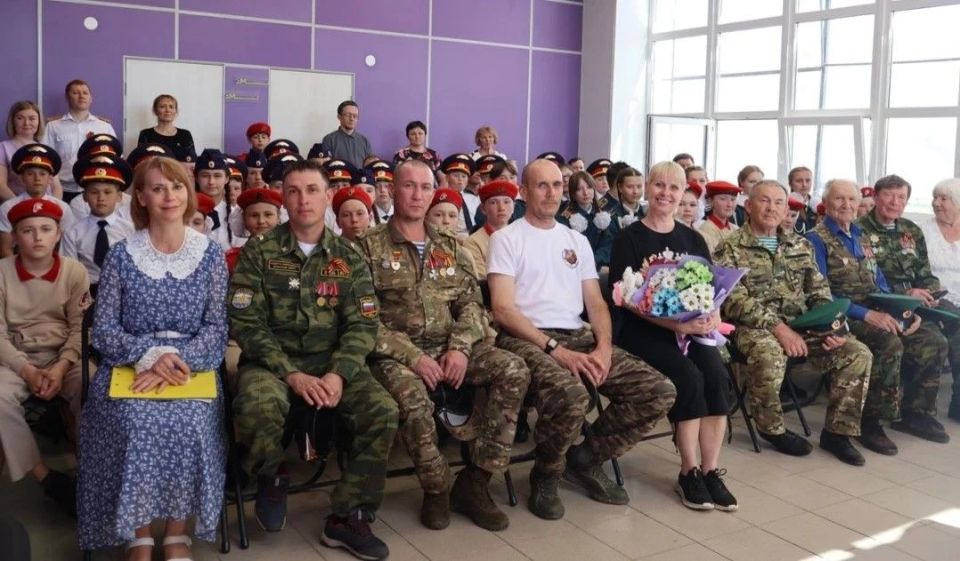 Сотрудники Балезинского МСО вместе с кадетами приняли участие в творческой встрече с поэтессой Еленой Ивченко Сотрудники Балезинского МСО вместе с кадетами приняли участие в творческой встрече с поэтессой Еленой Ивченко