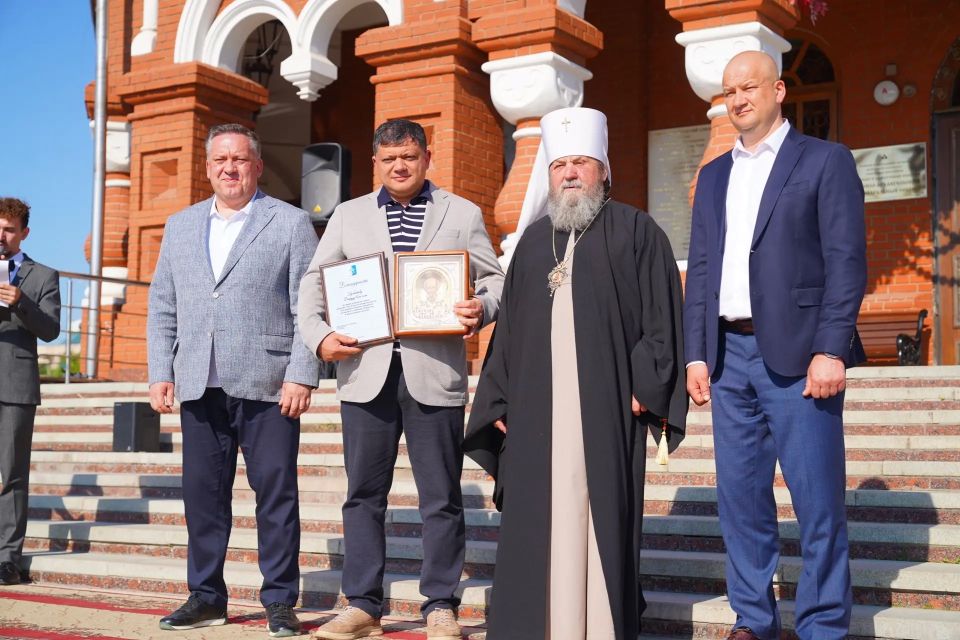 В Михаило-Архангельском соборе наградили тех, для кого помощь ближнему - ежедневный труд, а всех их объединяет желание помогать фронту В Михаило-Архангельском соборе наградили тех, для кого помощь ближнему - ежедневный труд, а всех их объединяет желание помогать фронту