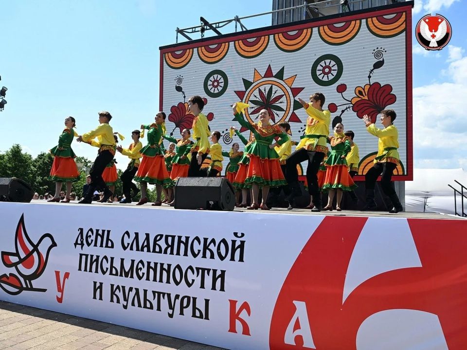 От выступления Ансамбля до внимания к Языку От выступления Ансамбля до внимания к Языку