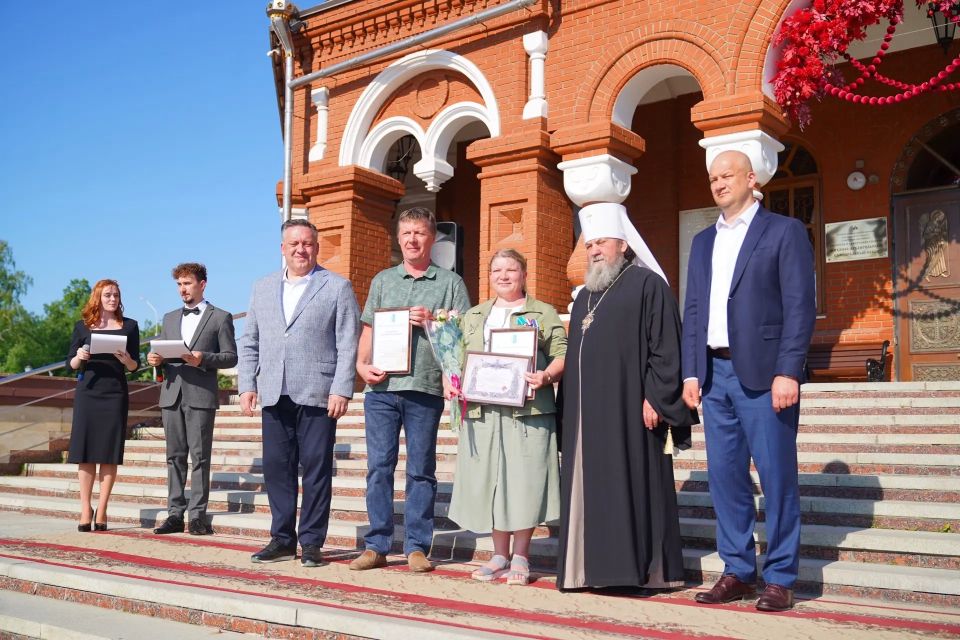 В Михаило-Архангельском соборе наградили тех, для кого помощь ближнему - ежедневный труд, а всех их объединяет желание помогать фронту В Михаило-Архангельском соборе наградили тех, для кого помощь ближнему - ежедневный труд, а всех их объединяет желание помогать фронту