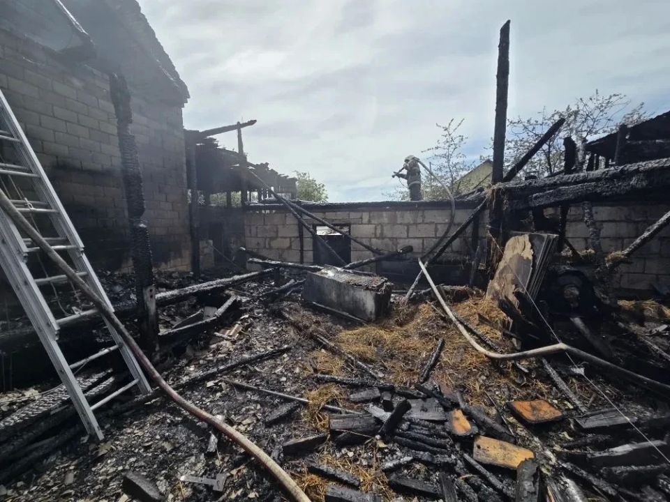 В Алнашах огонь уничтожил дом с надворными постройками В Алнашах огонь уничтожил дом с надворными постройками