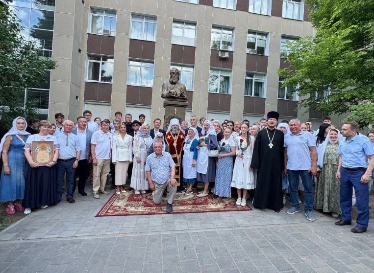 В Ижевске открыли памятник Луке Крымскому, сообщается в соцсетях Национальной библиотеки Удмуртии