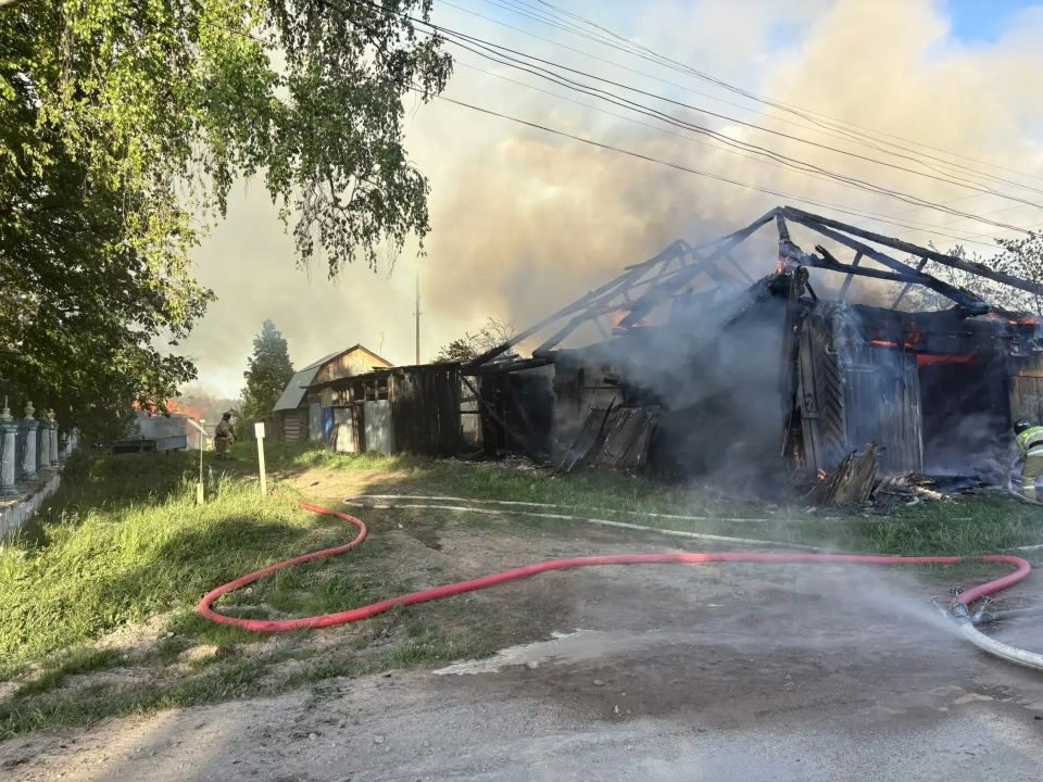 Крупный пожар ликвидируют в Вавожском районе Удмуртии Крупный пожар ликвидируют в Вавожском районе Удмуртии