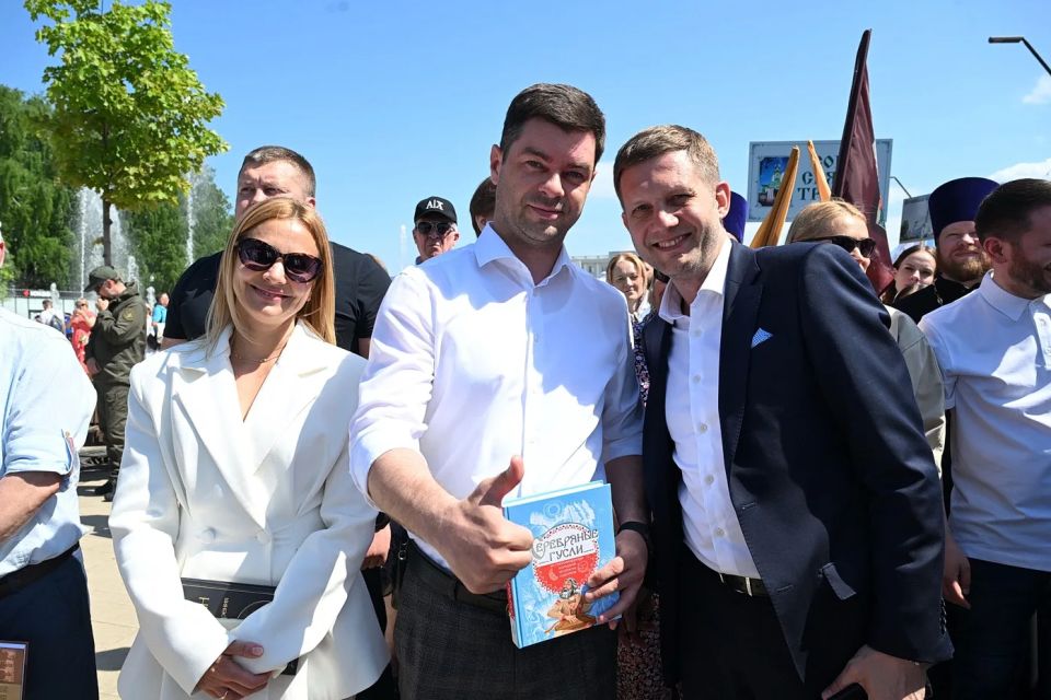 Более 1 200 книг собрали для Лутугино на празднике Дня славянской письменности и культуры в Ижевске (0+) Более 1 200 книг собрали для Лутугино на празднике Дня славянской письменности и культуры в Ижевске (0+)
