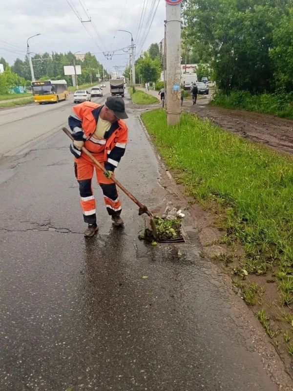 В городе продолжительный ливень: дорожные службы борются с его последствиями В городе продолжительный ливень: дорожные службы борются с его последствиями