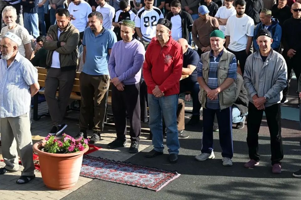 Александр Бречалов: Сегодня все мусульмане нашей республики отмечают Курбан-байрам - праздник добра, милосердия и заботы о близких Александр Бречалов: Сегодня все мусульмане нашей республики отмечают Курбан-байрам - праздник добра, милосердия и заботы о близких