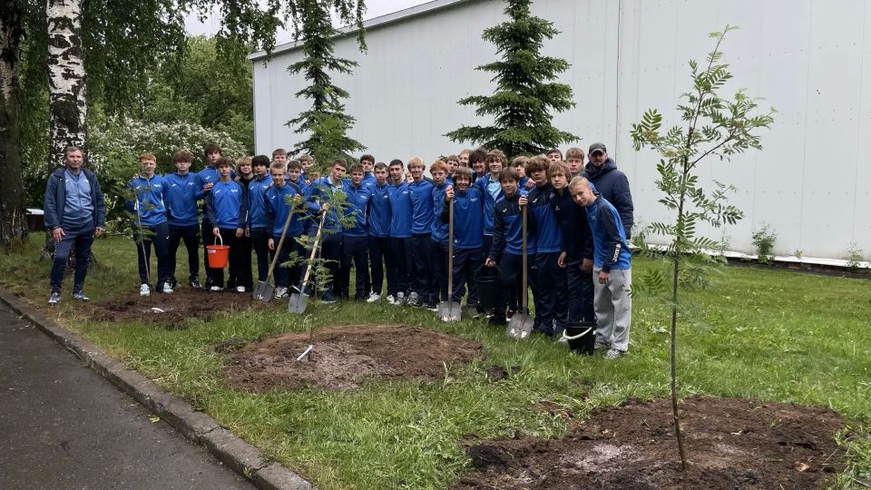 Юные футболисты «Зенит-Ижевск» приняли участие в международной акции «Сад памяти» Юные футболисты «Зенит-Ижевск» приняли участие в международной акции «Сад памяти»