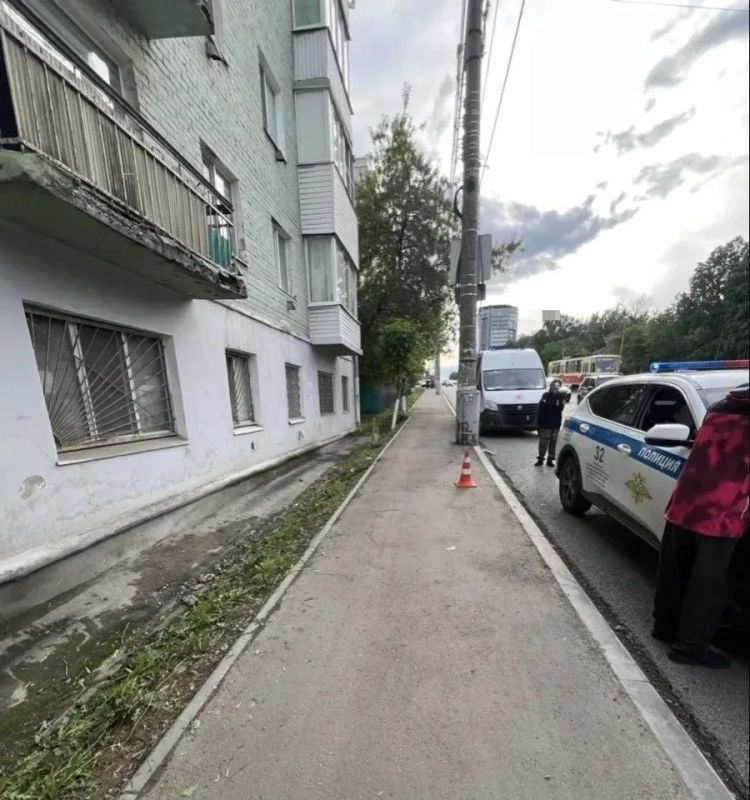 Молодой человек на электровелосипеде сбил мужчину на тротуаре в Ижевске, сообщает пресс-служба Госавтоинспекции Удмуртии