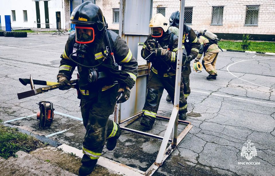 В Удмуртии выбрали сильнейших газодымозащитников — элиту пожарной охраны В Удмуртии выбрали сильнейших газодымозащитников — элиту пожарной охраны