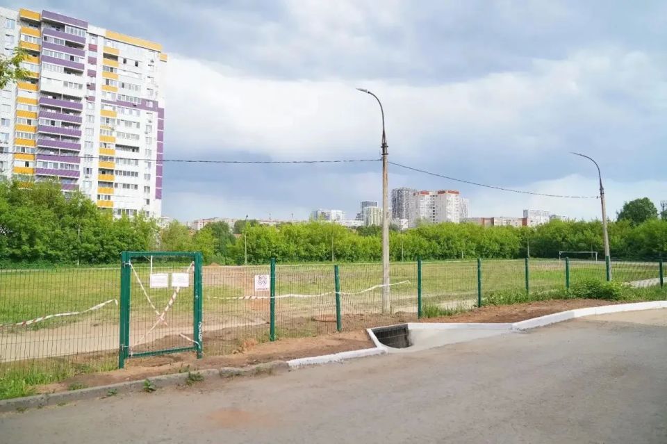 По просьбам жителей дома на ул. Металлургов, 2 в микрорайоне сделали ливневую канализацию По просьбам жителей дома на ул. Металлургов, 2 в микрорайоне сделали ливневую канализацию