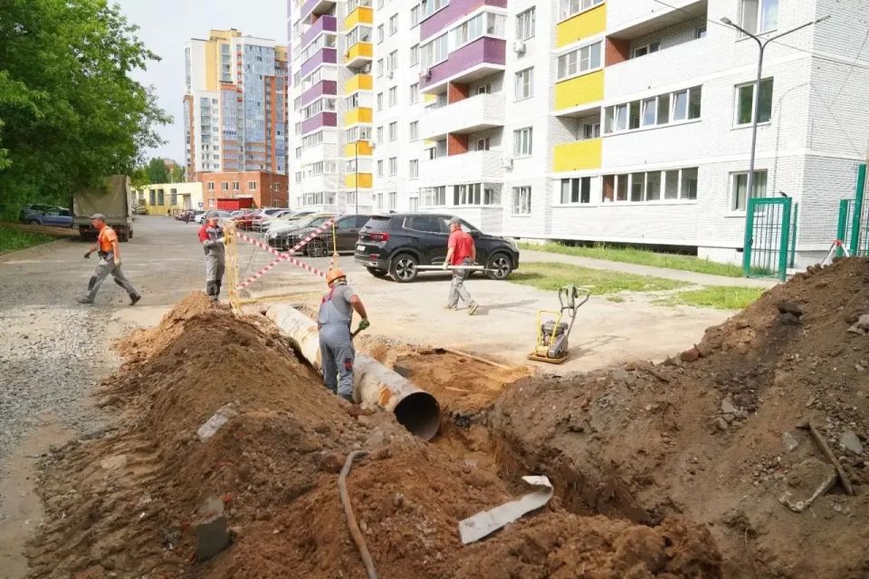 По просьбам жителей дома на ул. Металлургов, 2 в микрорайоне сделали ливневую канализацию По просьбам жителей дома на ул. Металлургов, 2 в микрорайоне сделали ливневую канализацию