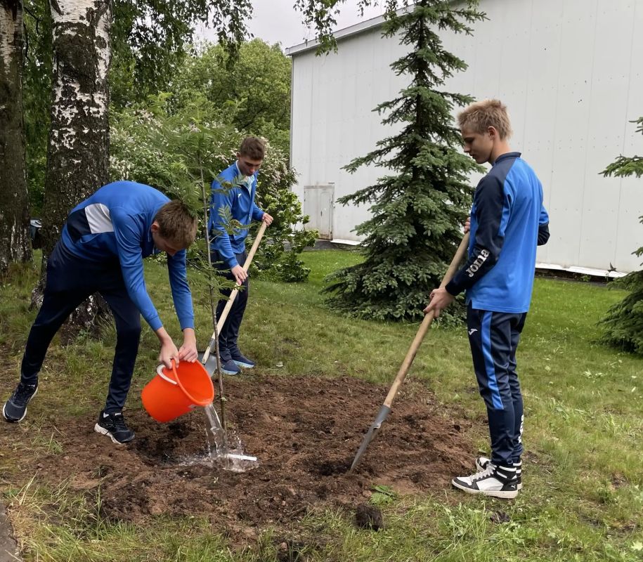 Юные футболисты «Зенит-Ижевск» приняли участие в международной акции «Сад памяти» Юные футболисты «Зенит-Ижевск» приняли участие в международной акции «Сад памяти»