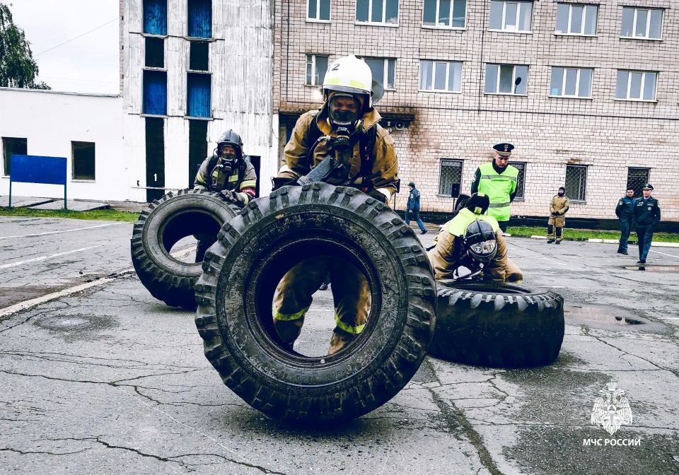 В Удмуртии выбрали сильнейших газодымозащитников — элиту пожарной охраны В Удмуртии выбрали сильнейших газодымозащитников — элиту пожарной охраны