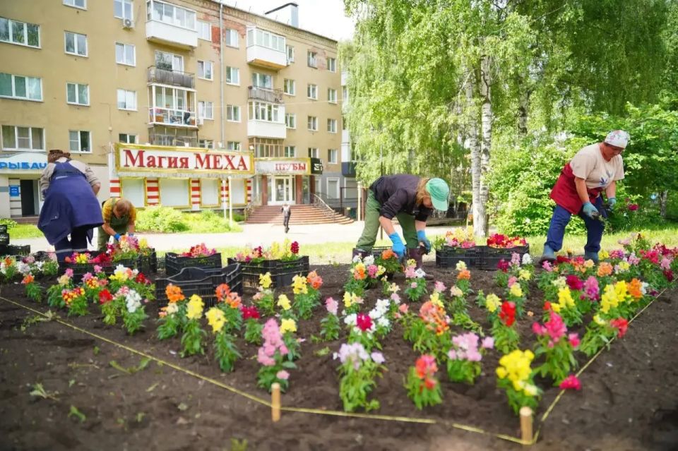Улицы Ижевска преображаются: в самом сердце города кипит работа по созданию праздничного настроения ко Дню города Улицы Ижевска преображаются: в самом сердце города кипит работа по созданию праздничного настроения ко Дню города