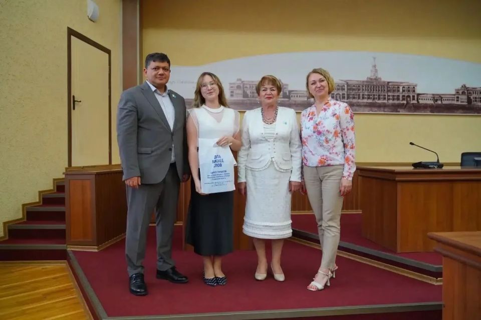 Седьмой год подряд ученики школ Союзного избирательного округа поощряются именной стипендией депутата фракции #ЕдинаяРоссия, председателя постоянной комиссии по социальной политике и делам ветеранов Гордумы Ижевска Бахруза...