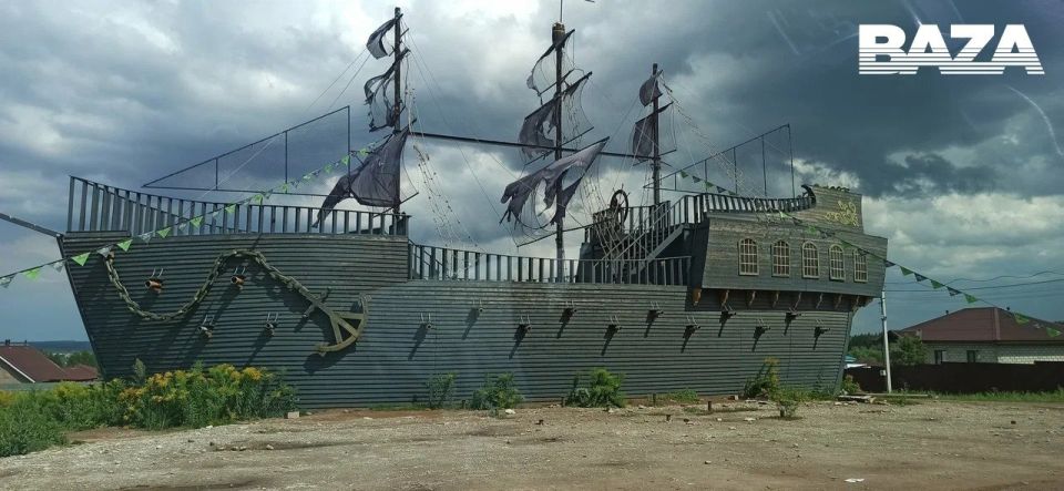 У удмуртских «пиратов» изъяли дом-корабль — с палубой, мачтами и трюмом — изза долгов на 15,8 млн рублей