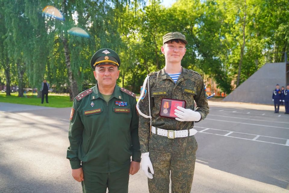 В Школе юных лётчиков вручили 37 нагрудных значков «Мой папа - герой» В Школе юных лётчиков вручили 37 нагрудных значков «Мой папа - герой»