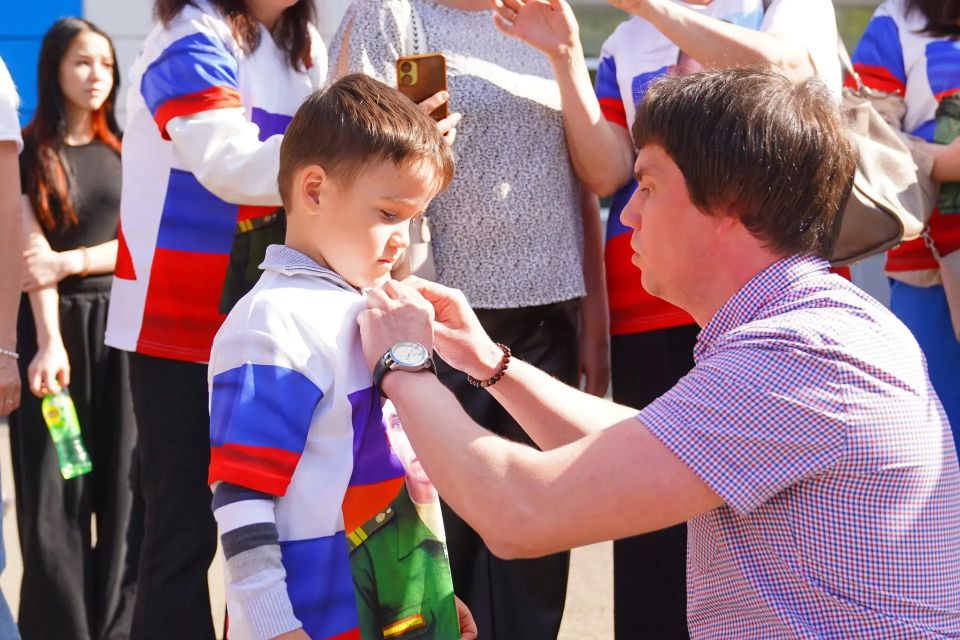 В Школе юных лётчиков вручили 37 нагрудных значков «Мой папа - герой» В Школе юных лётчиков вручили 37 нагрудных значков «Мой папа - герой»