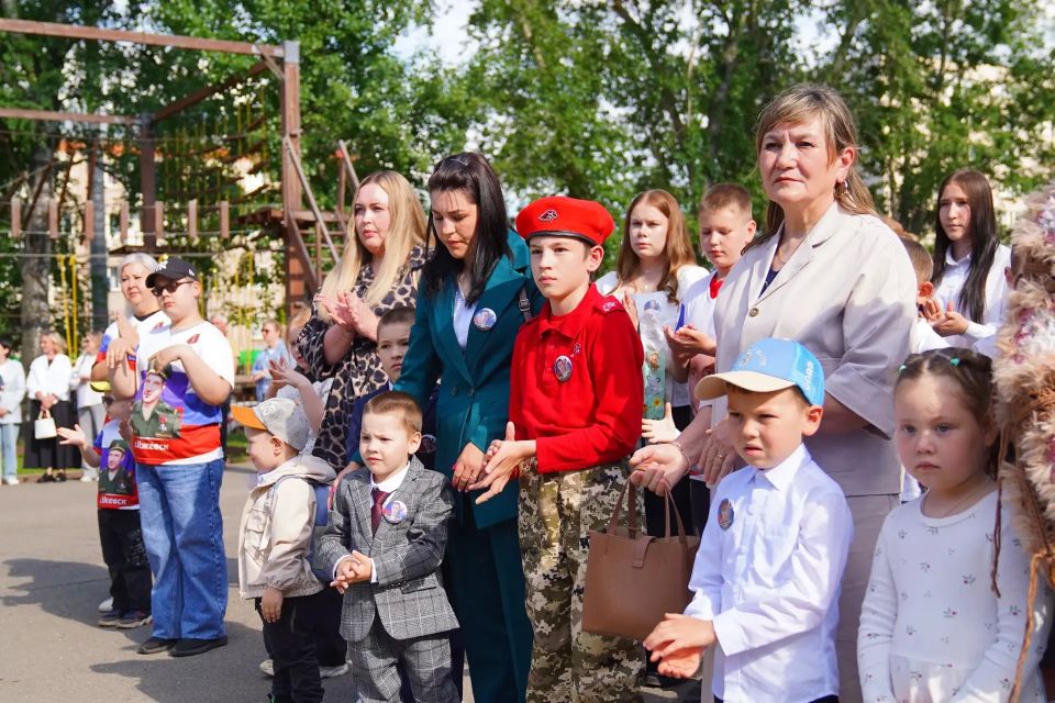 В Школе юных лётчиков вручили 37 нагрудных значков «Мой папа - герой»