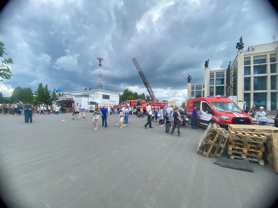 На отдельной площадке работают сотрудники Главного управления МЧС по Удмуртии На отдельной площадке работают сотрудники Главного управления МЧС по Удмуртии