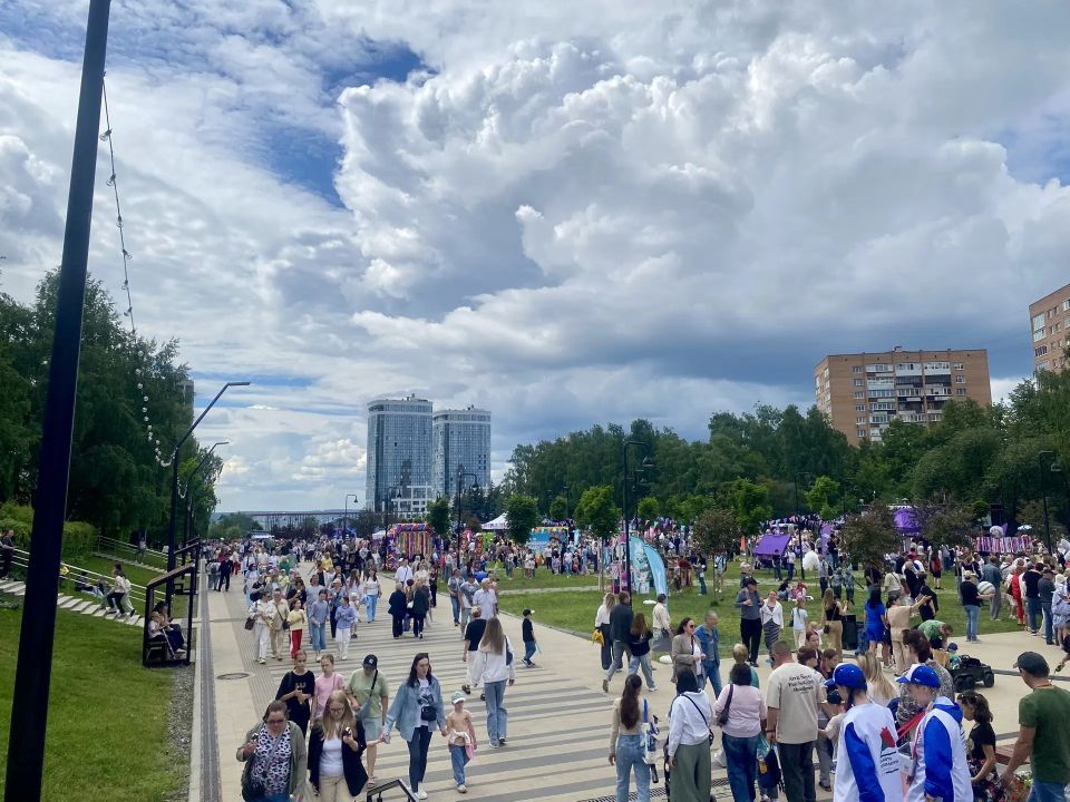 На Центральной площади Ижевска продолжается празднование Дня города и Дня России На Центральной площади Ижевска продолжается празднование Дня города и Дня России
