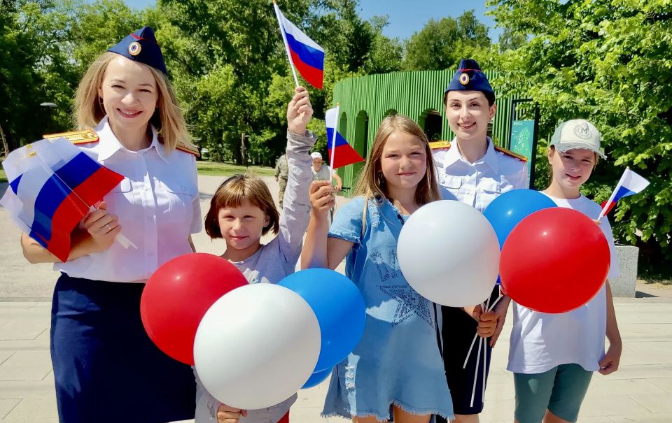 В честь Дня России по всей стране состоялись мероприятия с участием офицеров Следственного комитета Российской Федерации В честь Дня России по всей стране состоялись мероприятия с участием офицеров Следственного комитета Российской Федерации