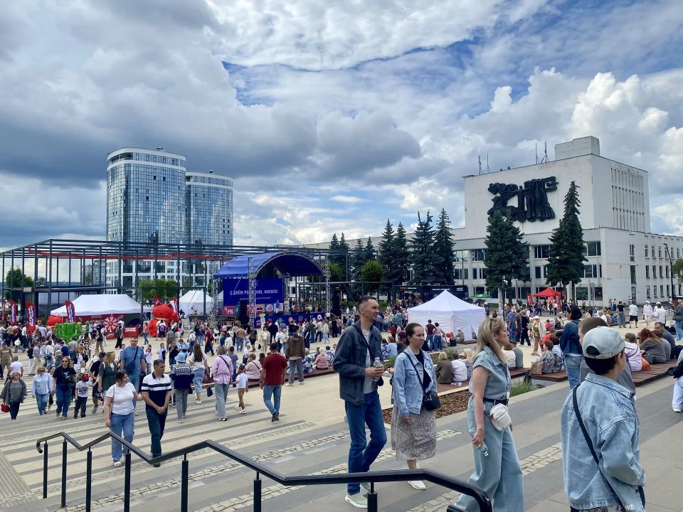 На Центральной площади Ижевска продолжается празднование Дня города и Дня России На Центральной площади Ижевска продолжается празднование Дня города и Дня России