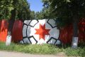 Доброе утро, ижевчане!. Видели, какой крутой забор появился у нас в городе? Бизнес превратил его в настоящее произведение искусства - в фирменных цветах и с удмуртским принтом