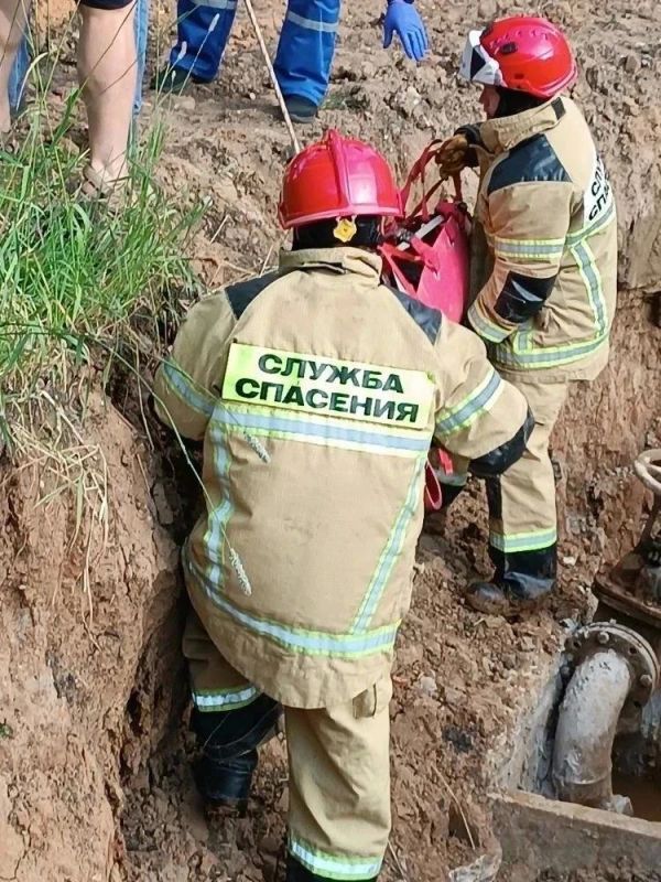 В Ижевске прохожий упал в трехметровую яму В Ижевске прохожий упал в трехметровую яму