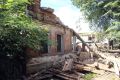 Старинный заброшенный дом начали сносить в центре Сарапула